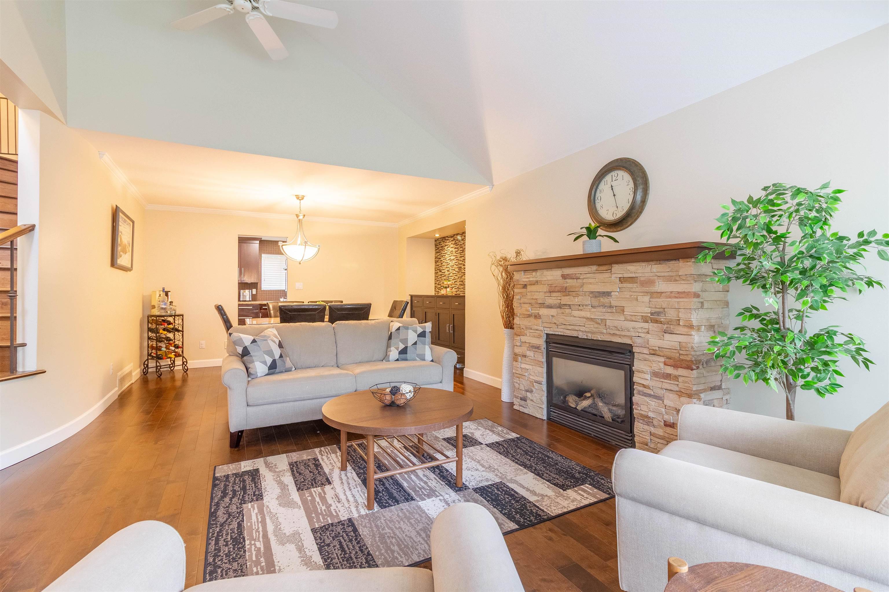 1872 WALNUT CRESCENT 6