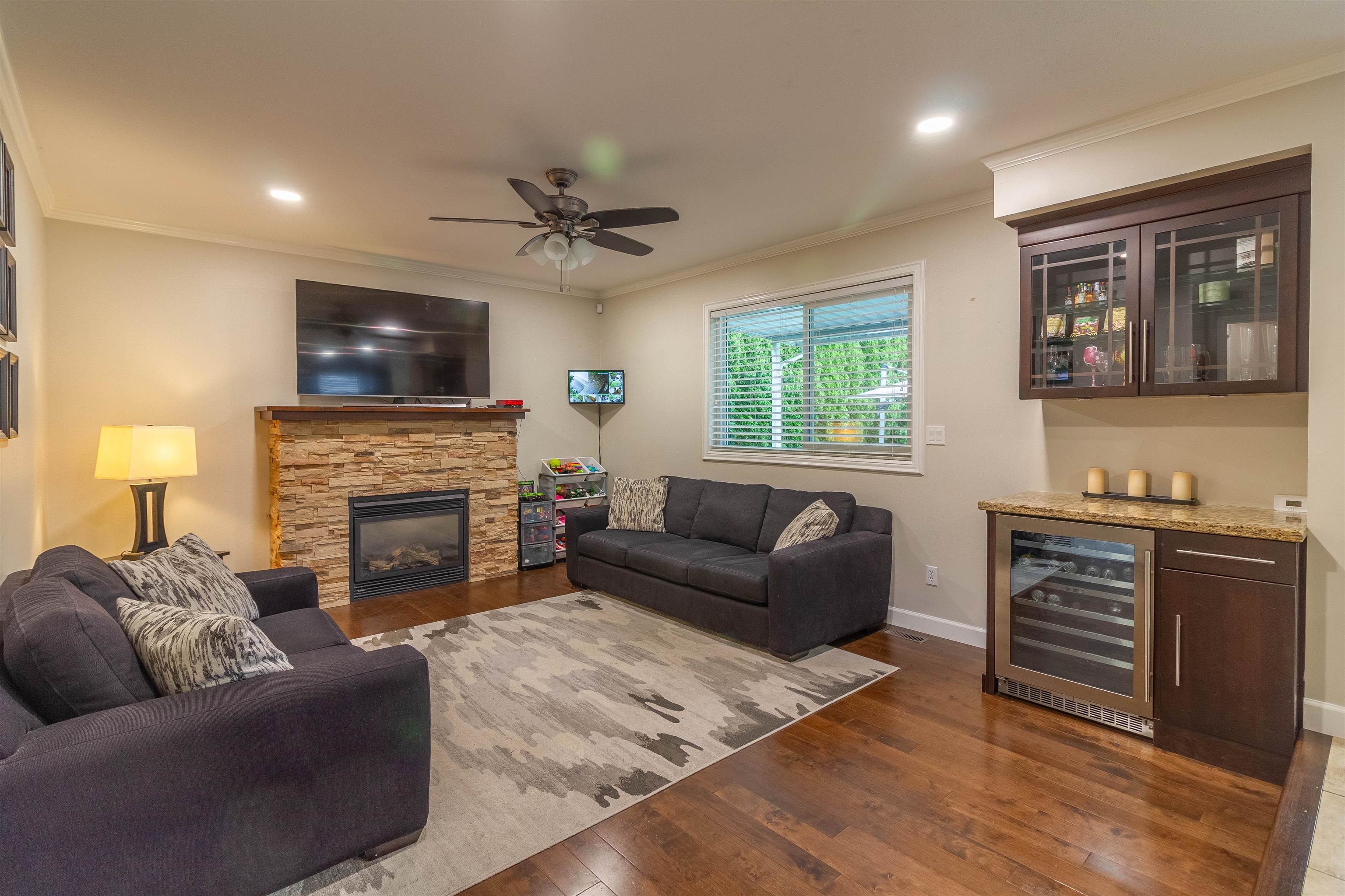 1872 WALNUT CRESCENT 13