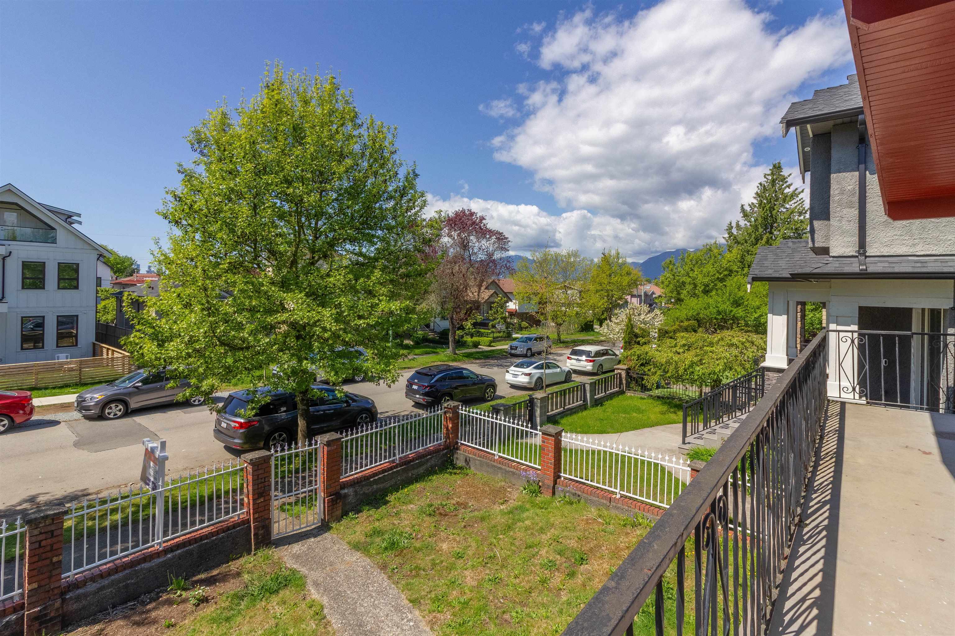 1260 ROSSLAND STREET 6