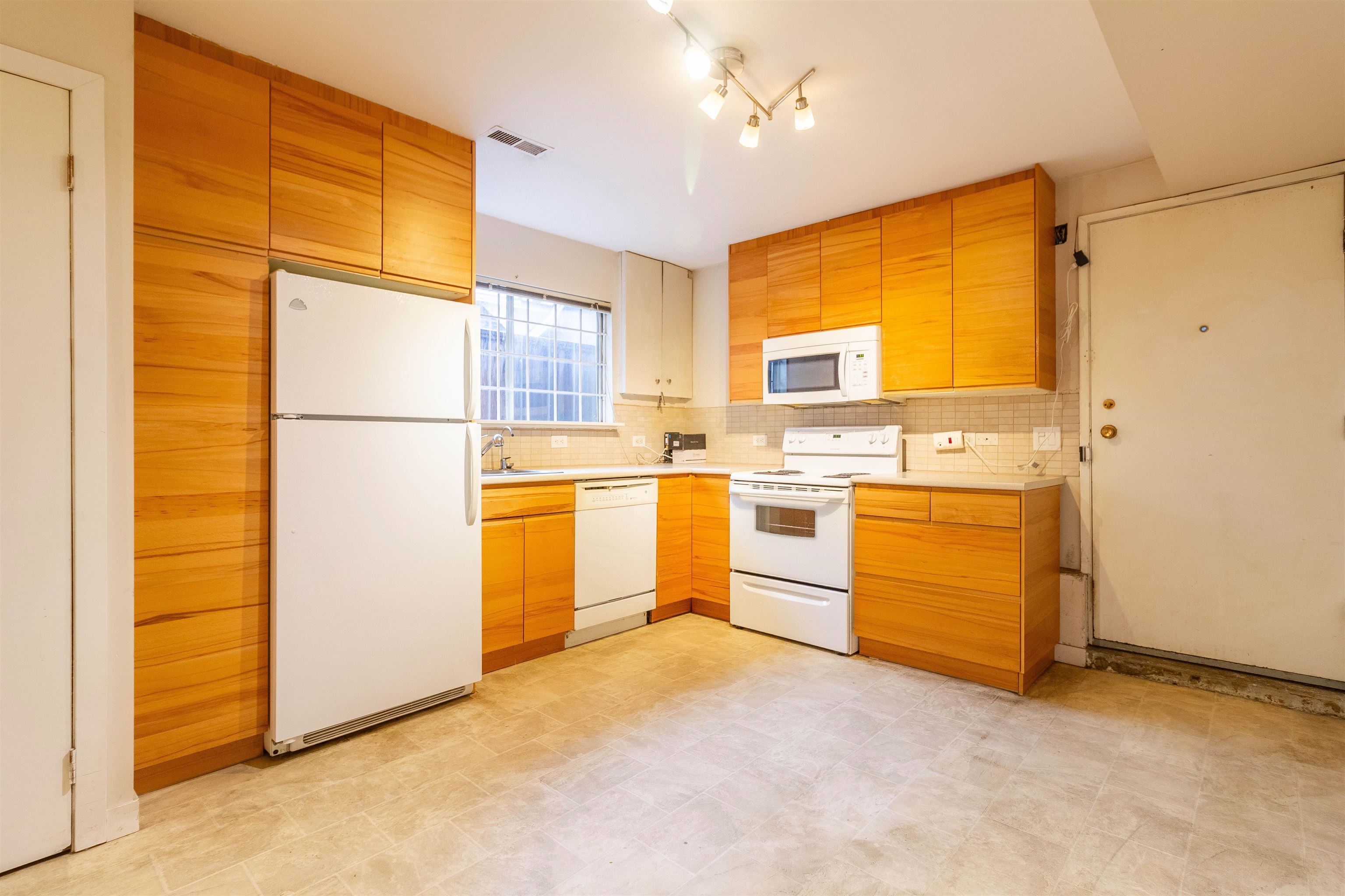 1260 ROSSLAND STREET 26