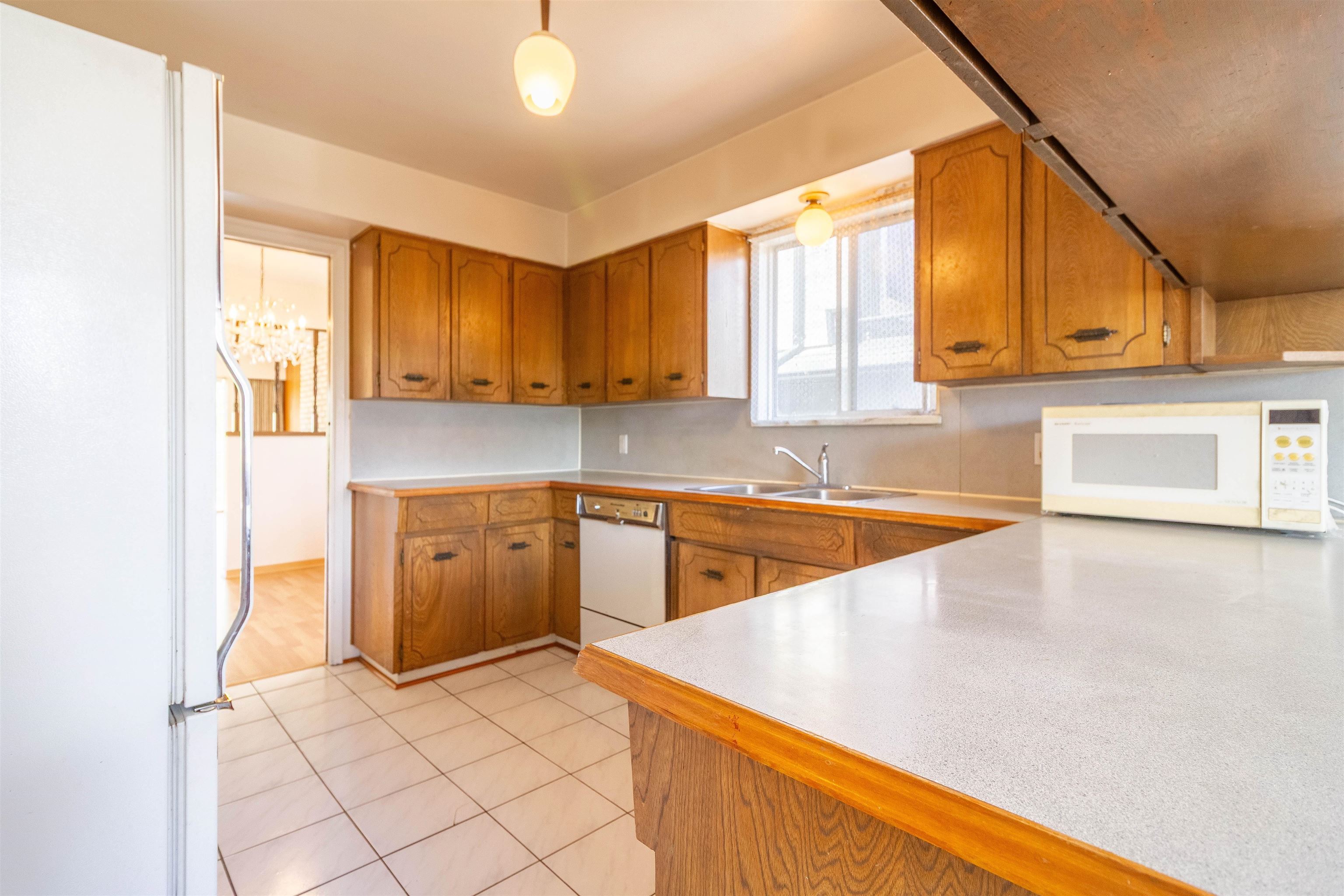 1260 ROSSLAND STREET 11
