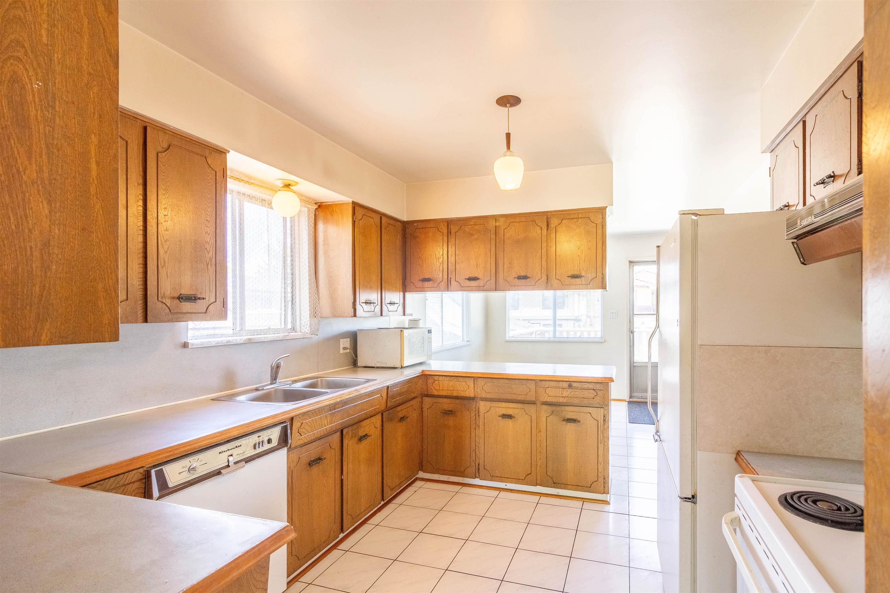 1260 ROSSLAND STREET 10