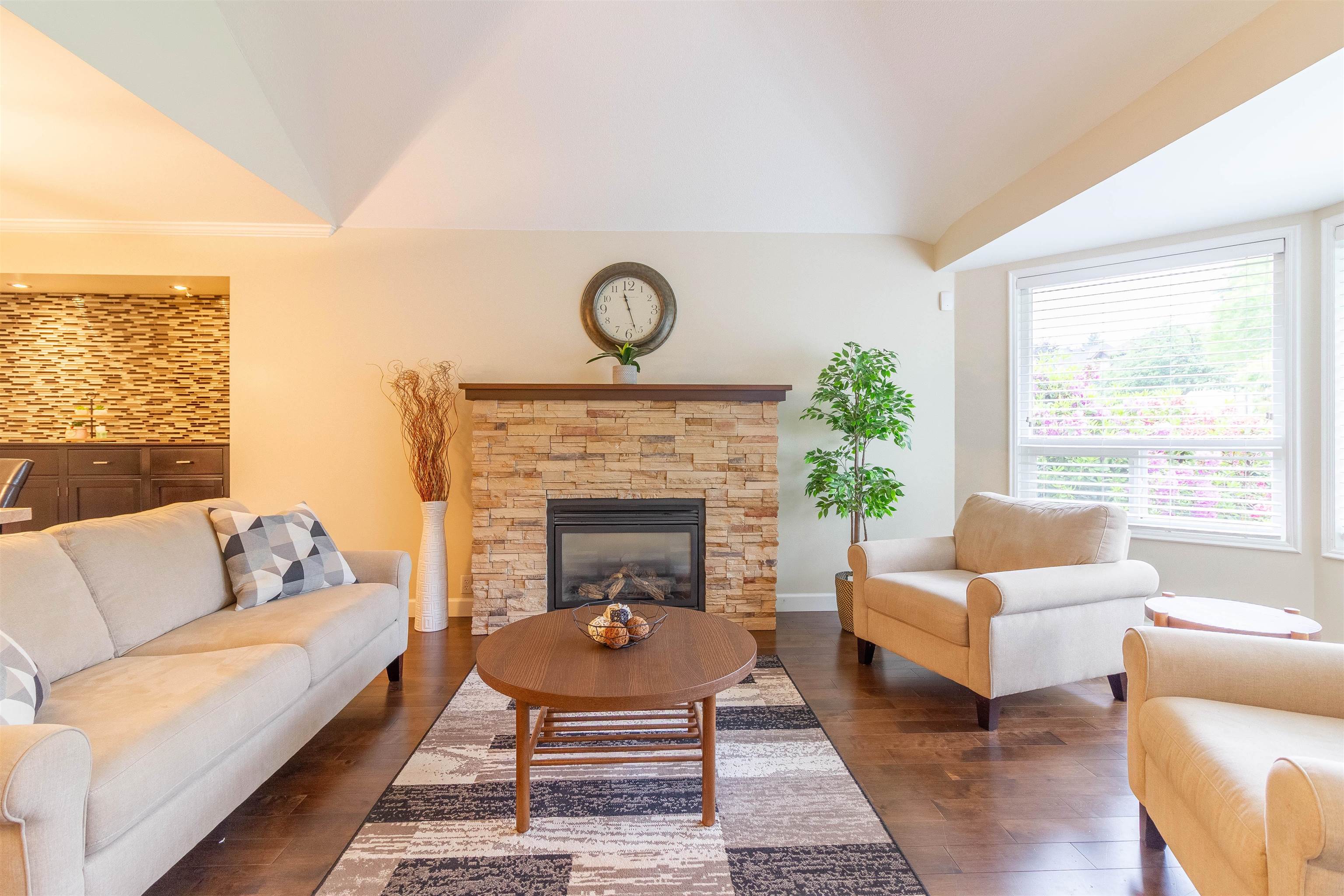 1872 WALNUT CRESCENT 3