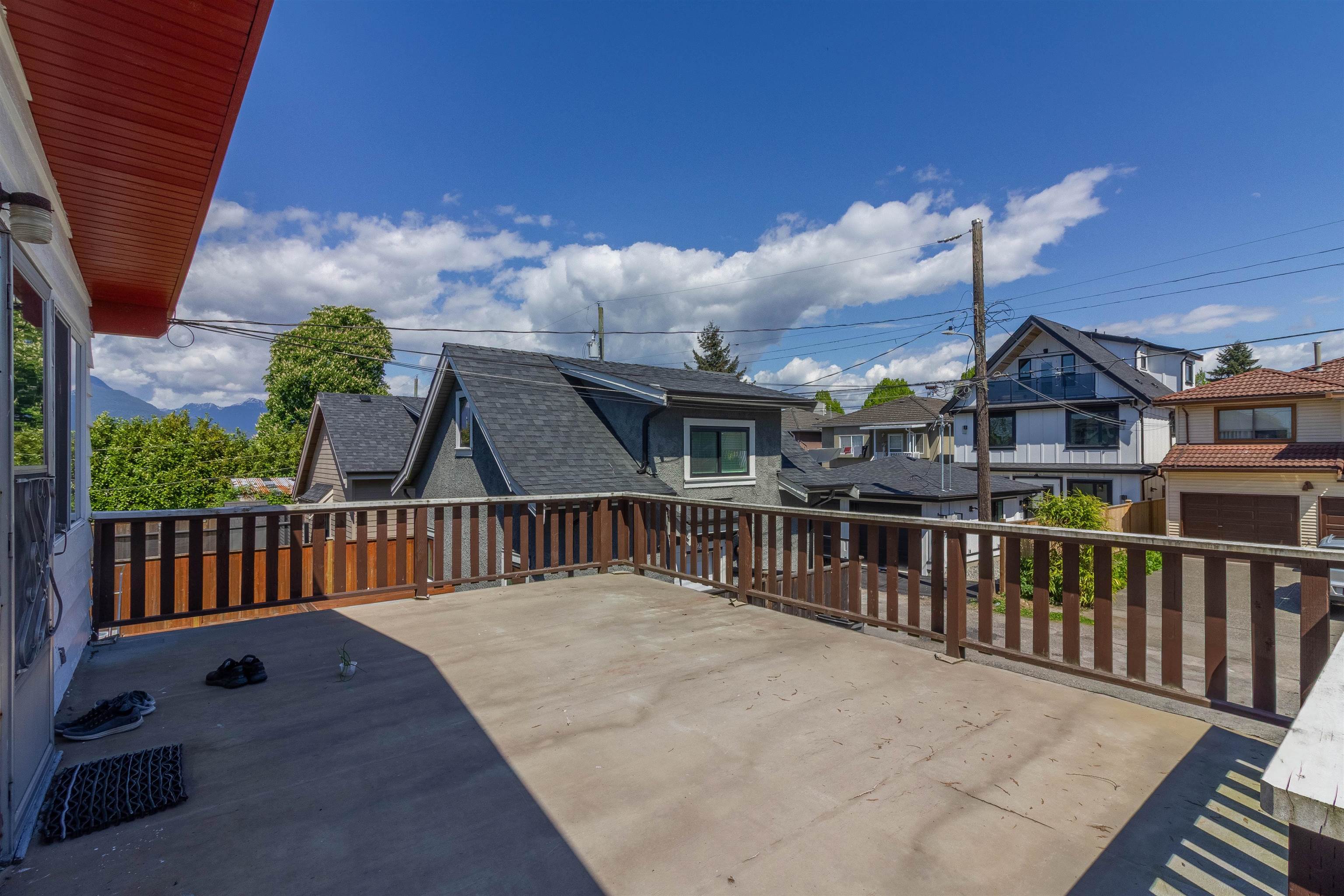 1260 ROSSLAND STREET 17