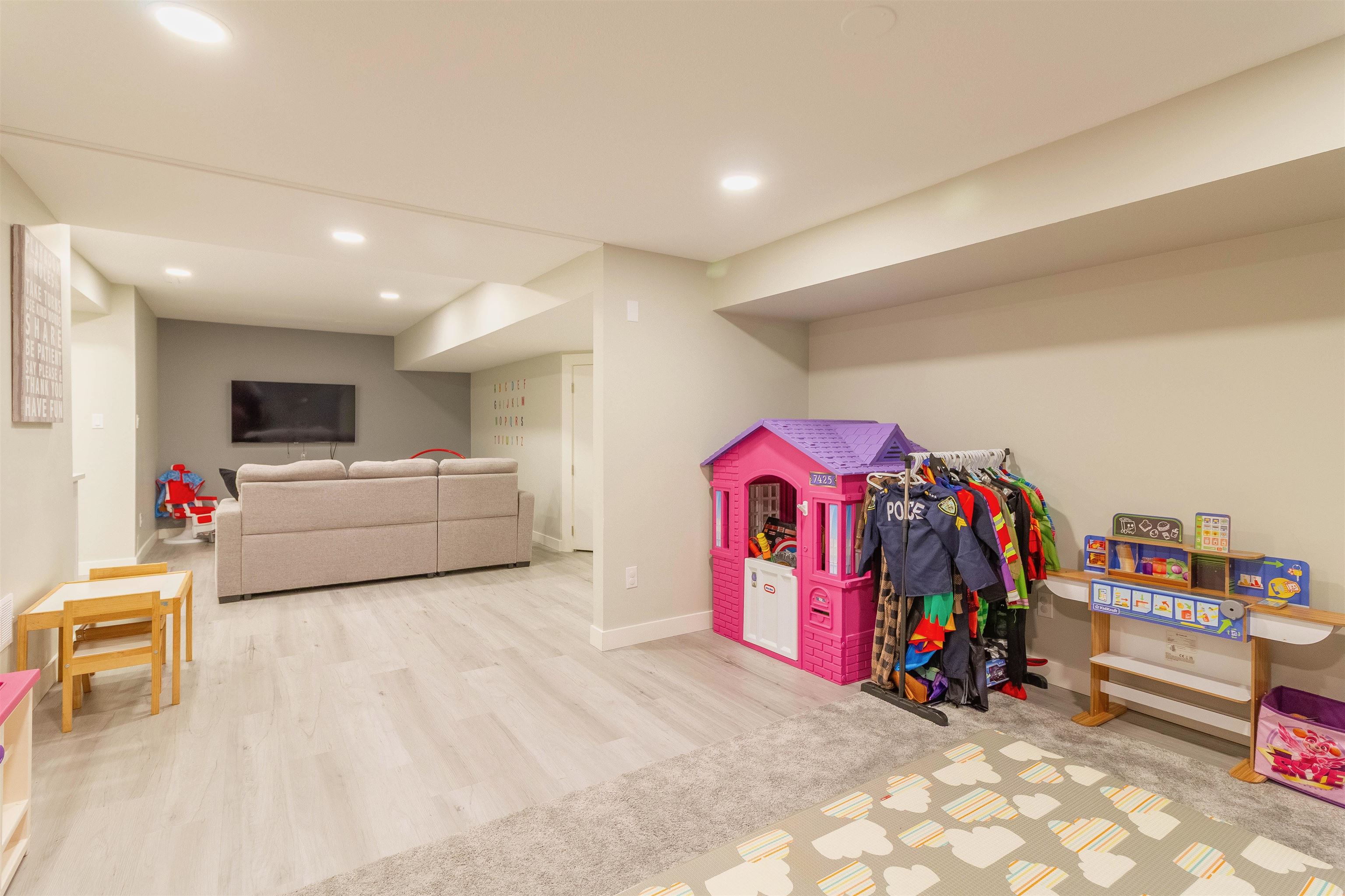 1872 WALNUT CRESCENT 28
