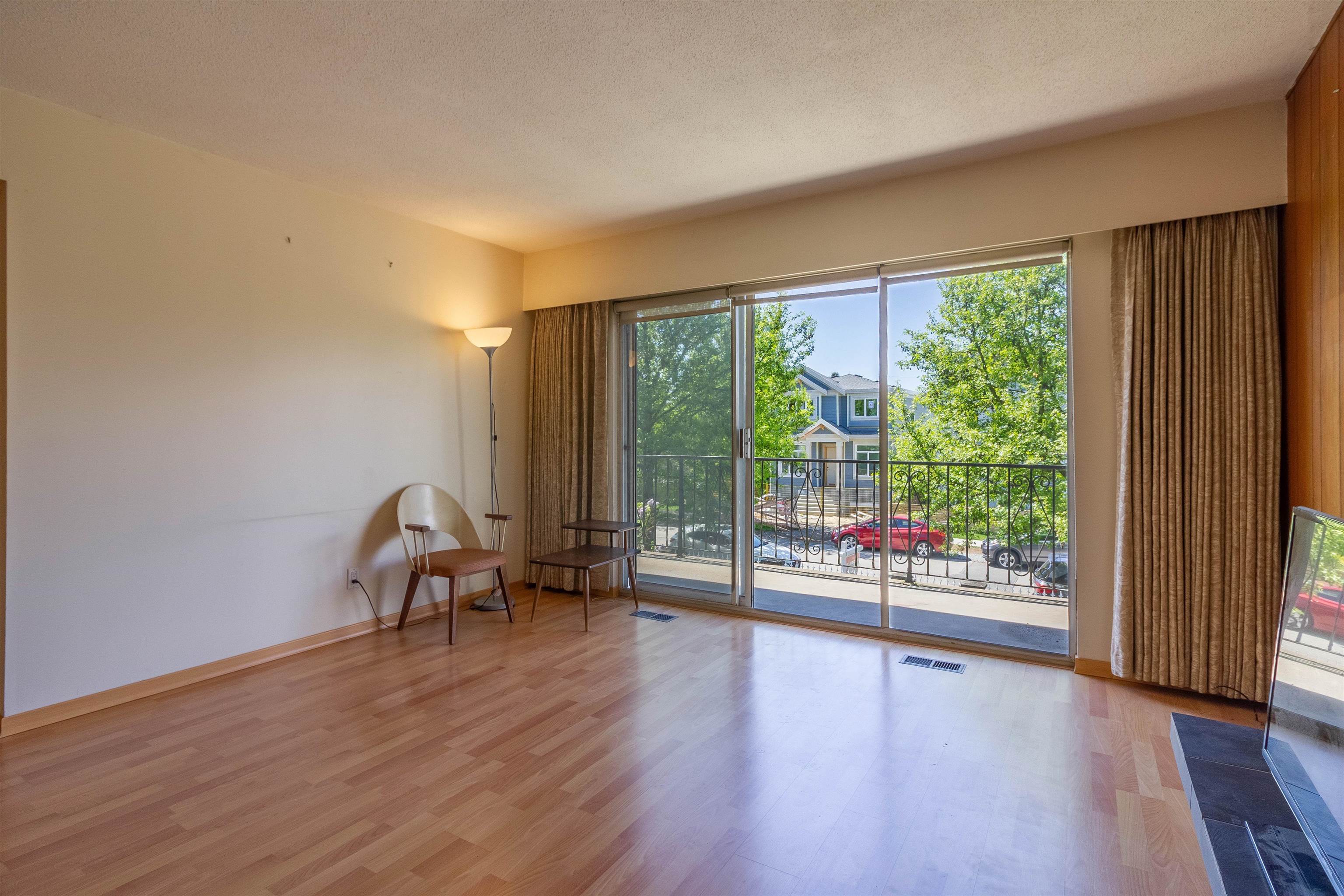1260 ROSSLAND STREET 3