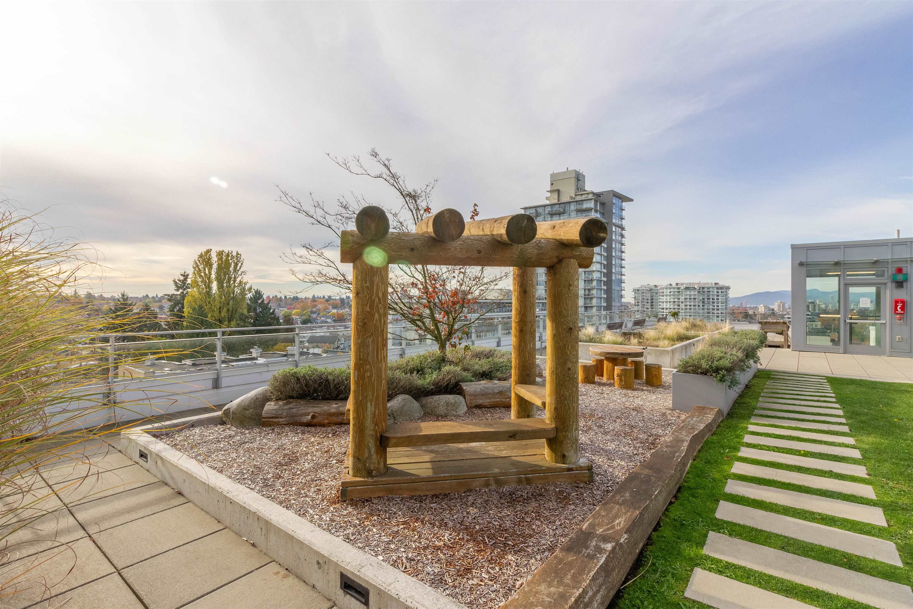 302 2435 KINGSWAY 31
