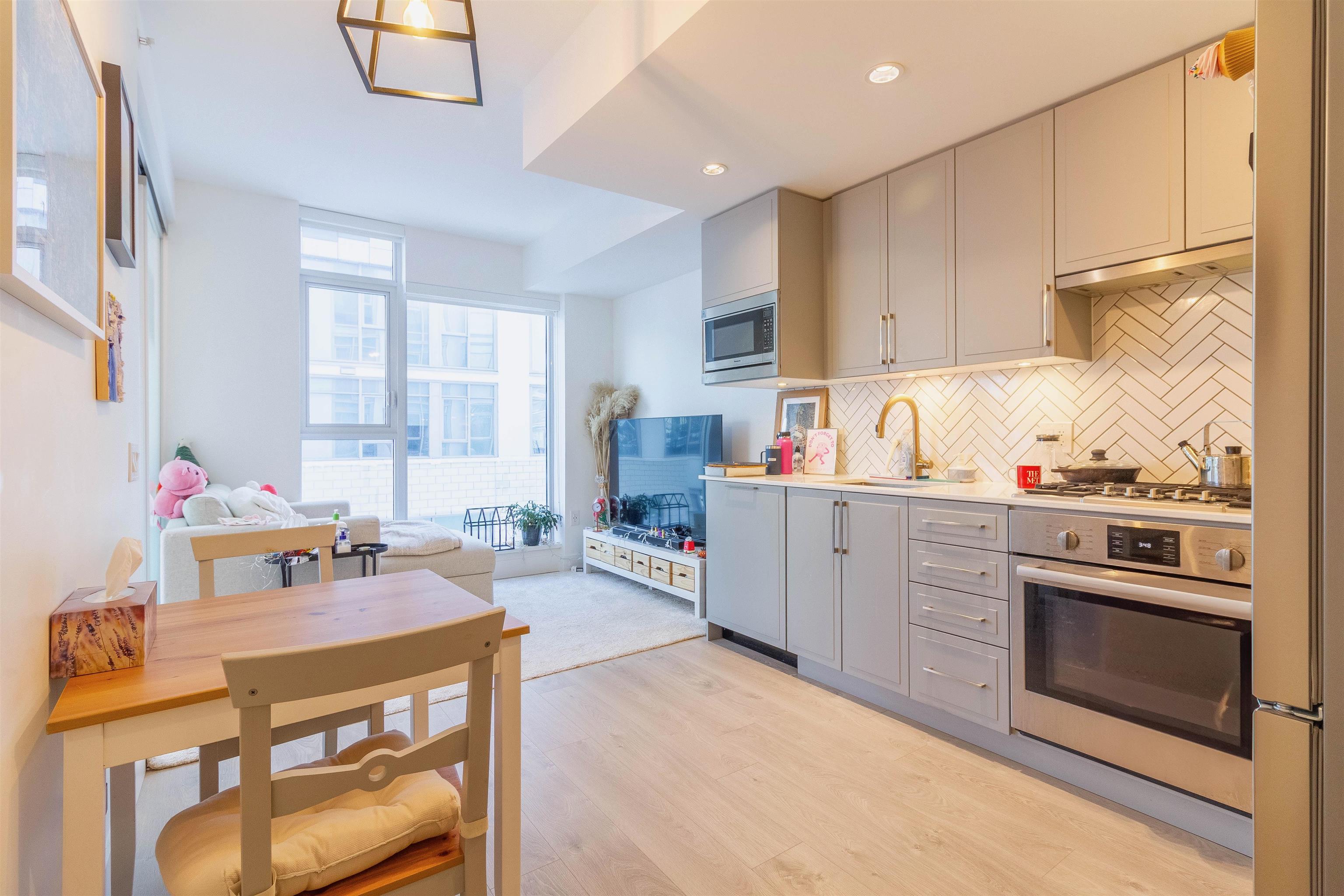 302 2435 KINGSWAY 2