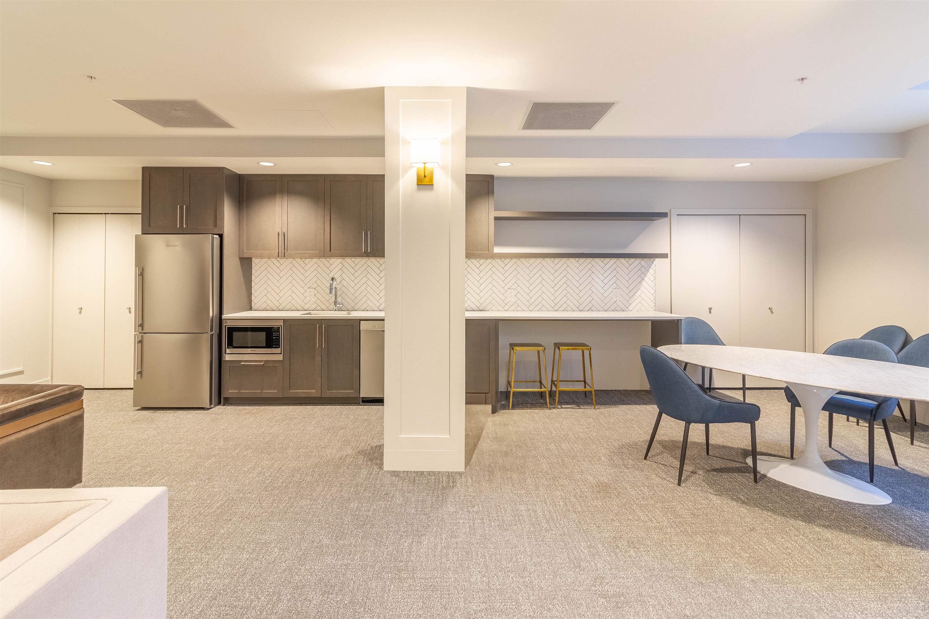 302 2435 KINGSWAY 15