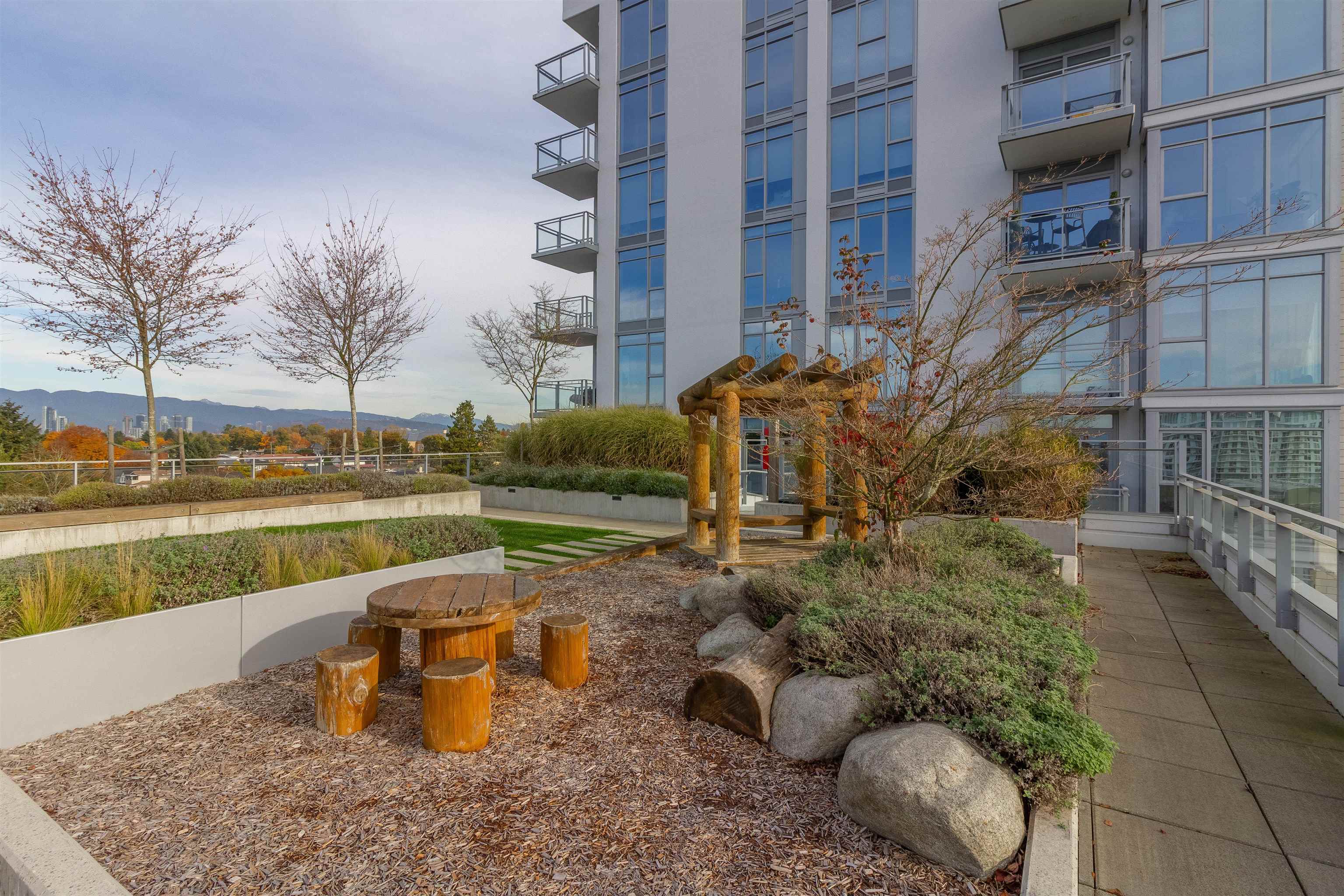 302 2435 KINGSWAY 30