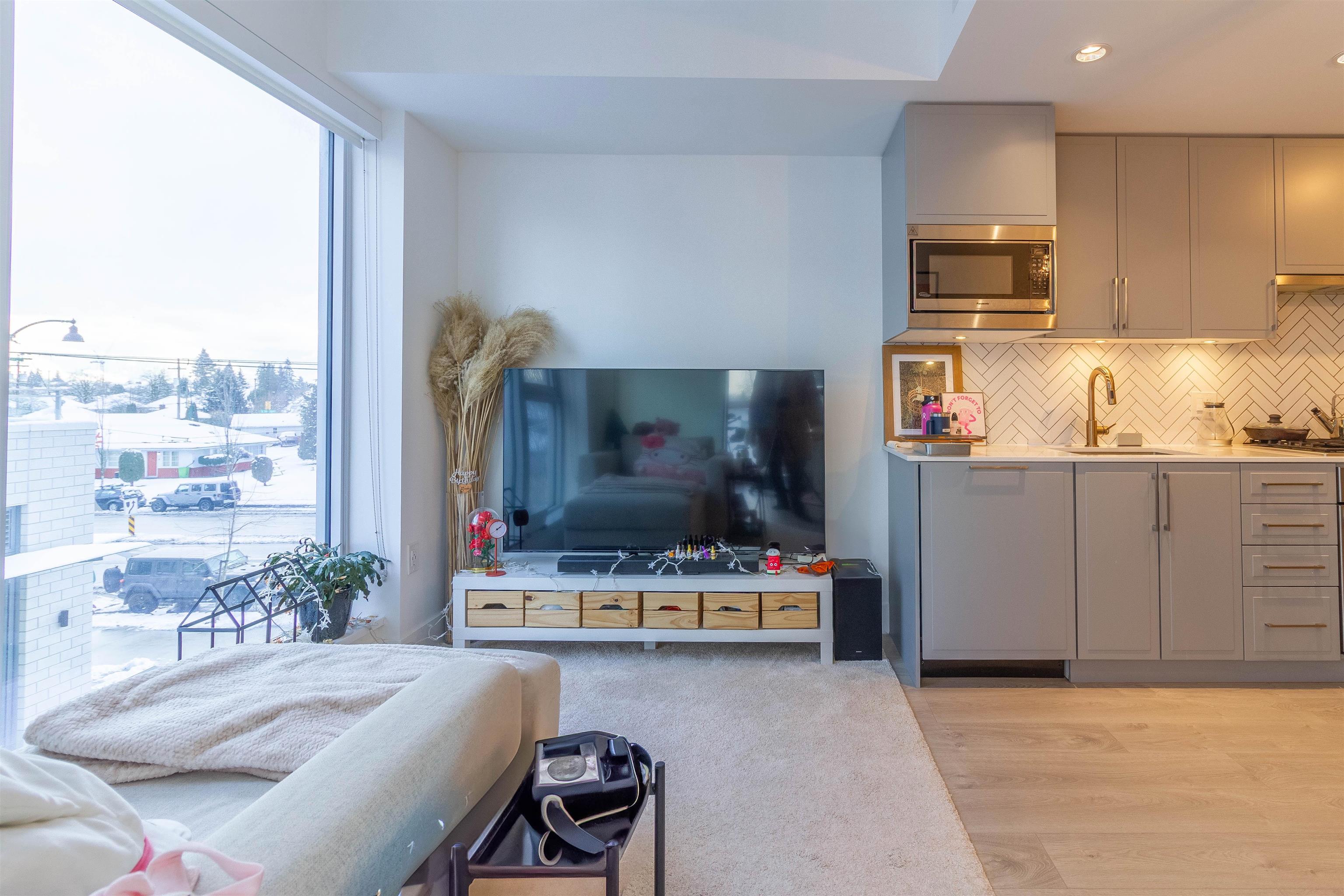 302 2435 KINGSWAY 3