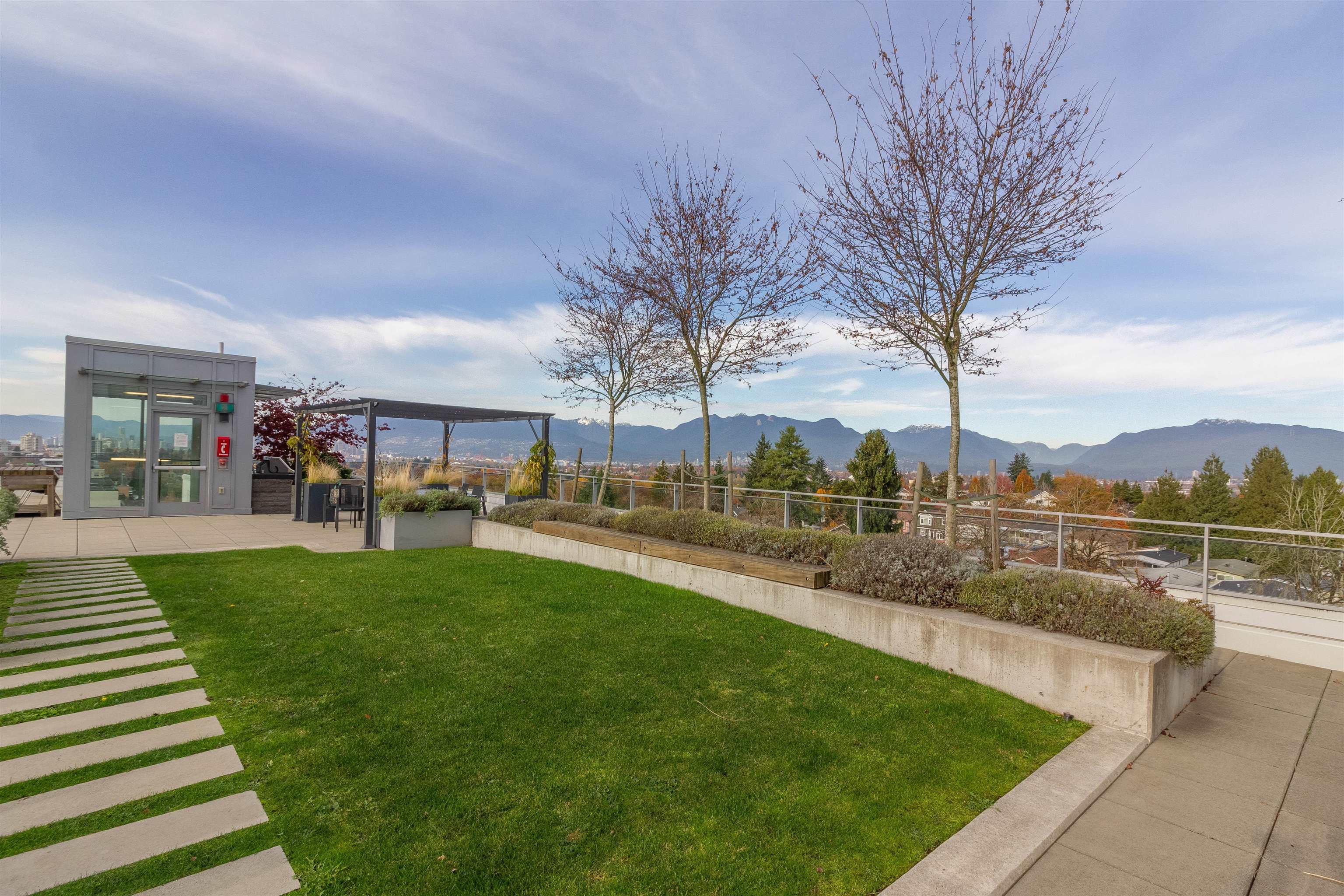 302 2435 KINGSWAY 23