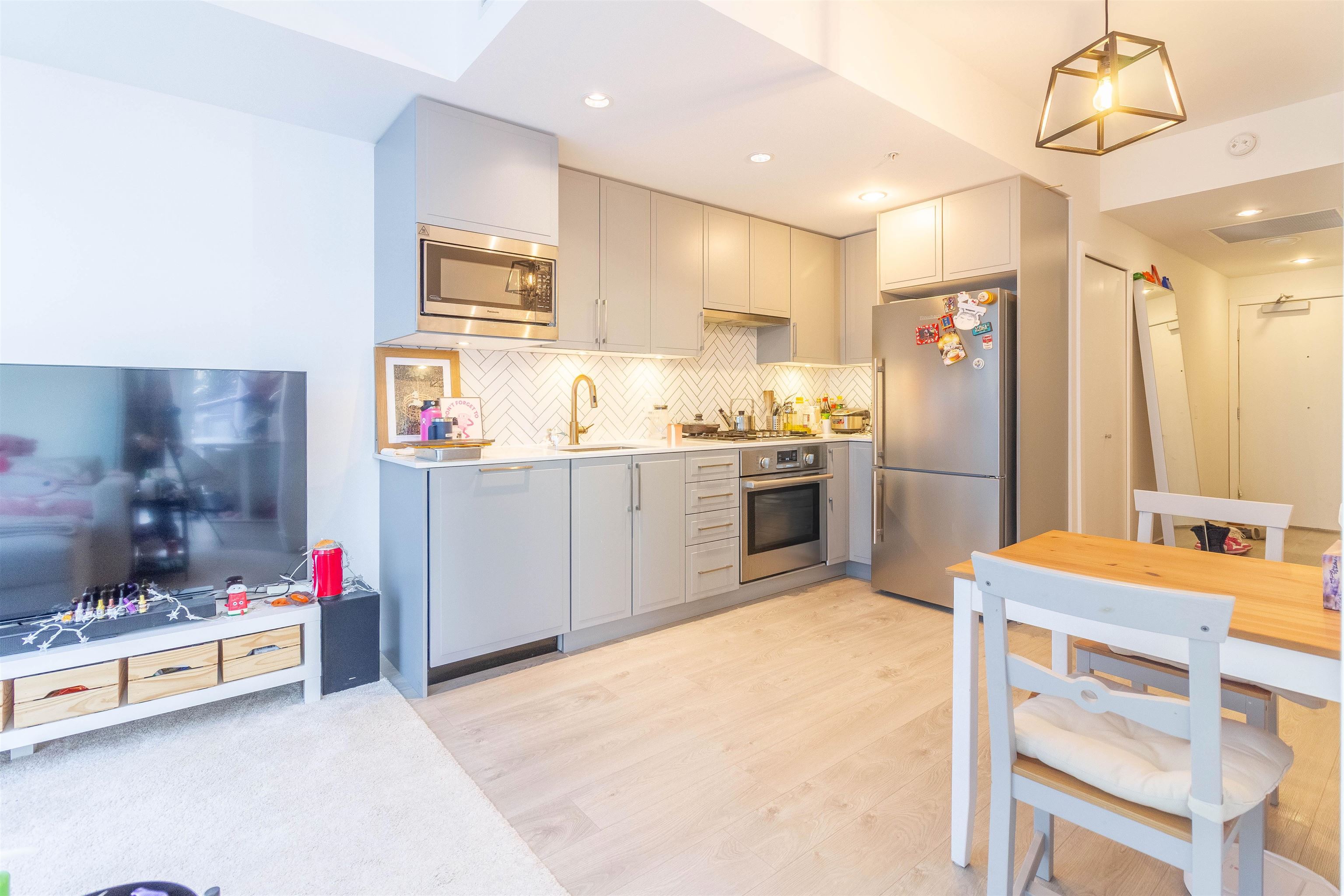 302 2435 KINGSWAY 4
