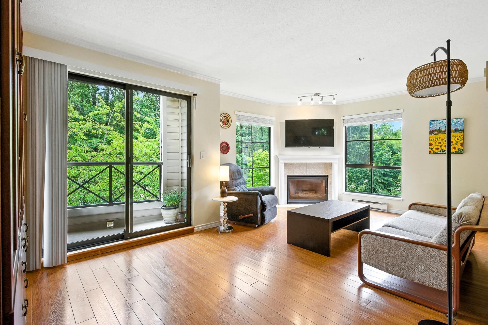 303 2357 WHYTE AVENUE 3