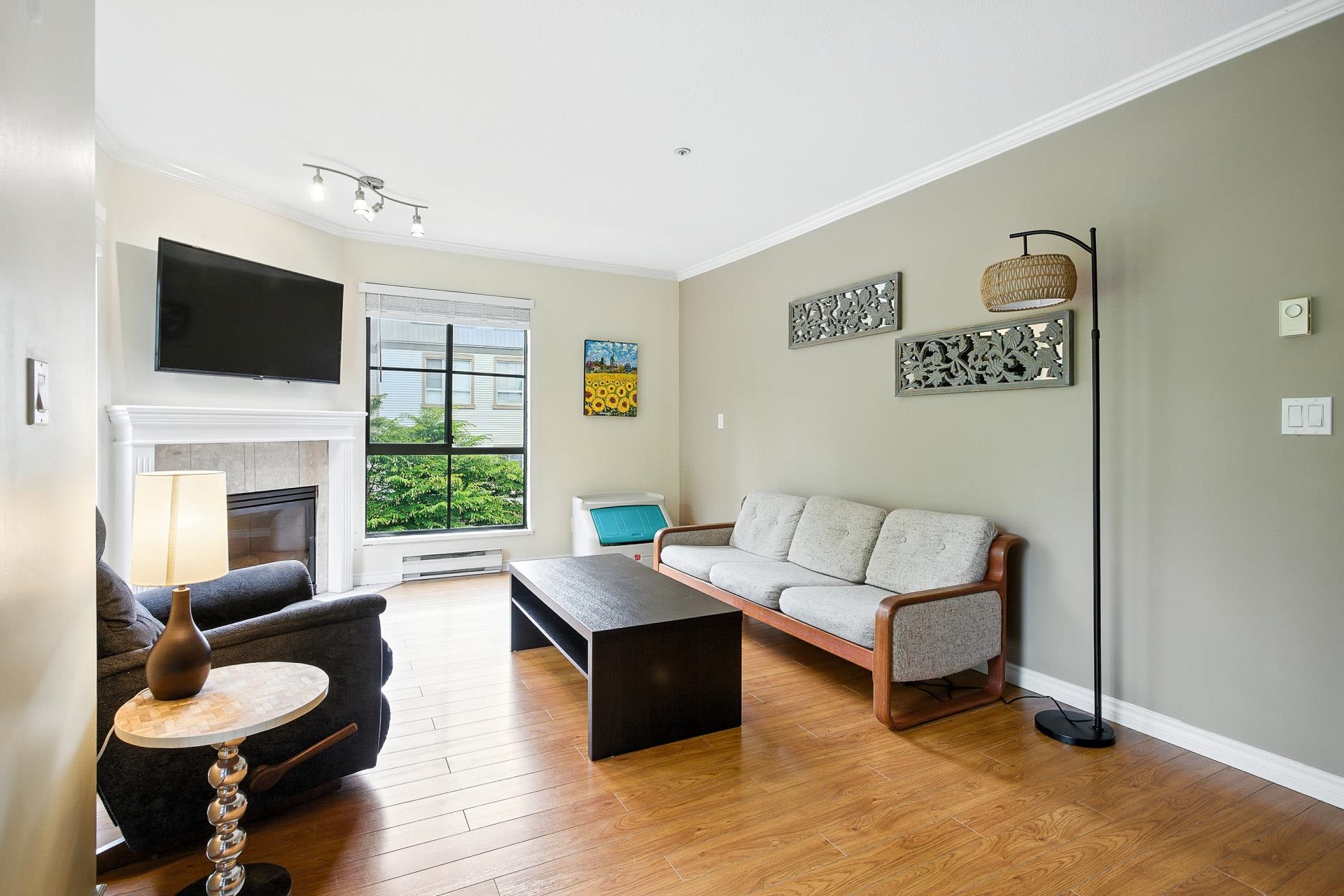 303 2357 WHYTE AVENUE 5