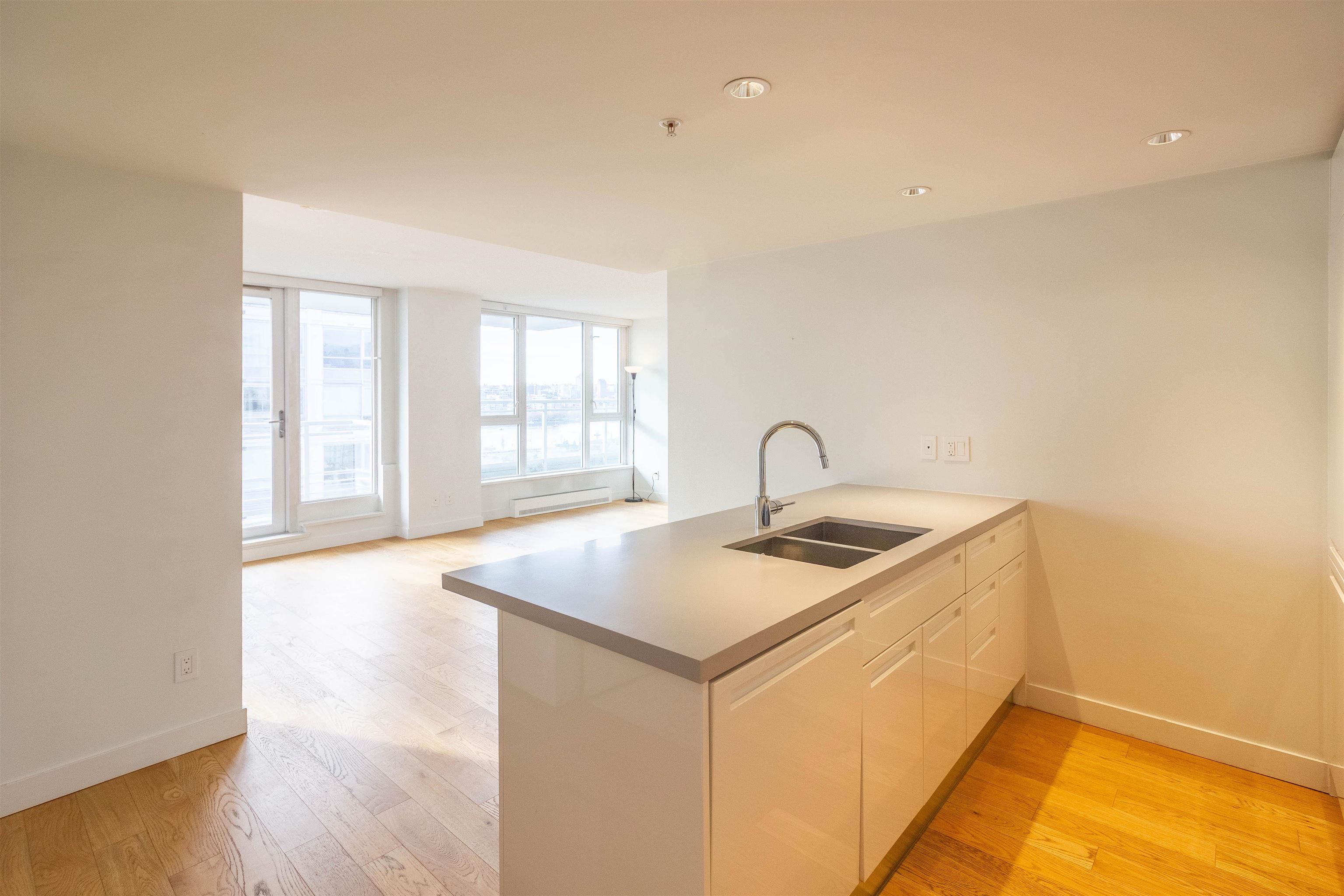 1810 188 KEEFER STREET 7