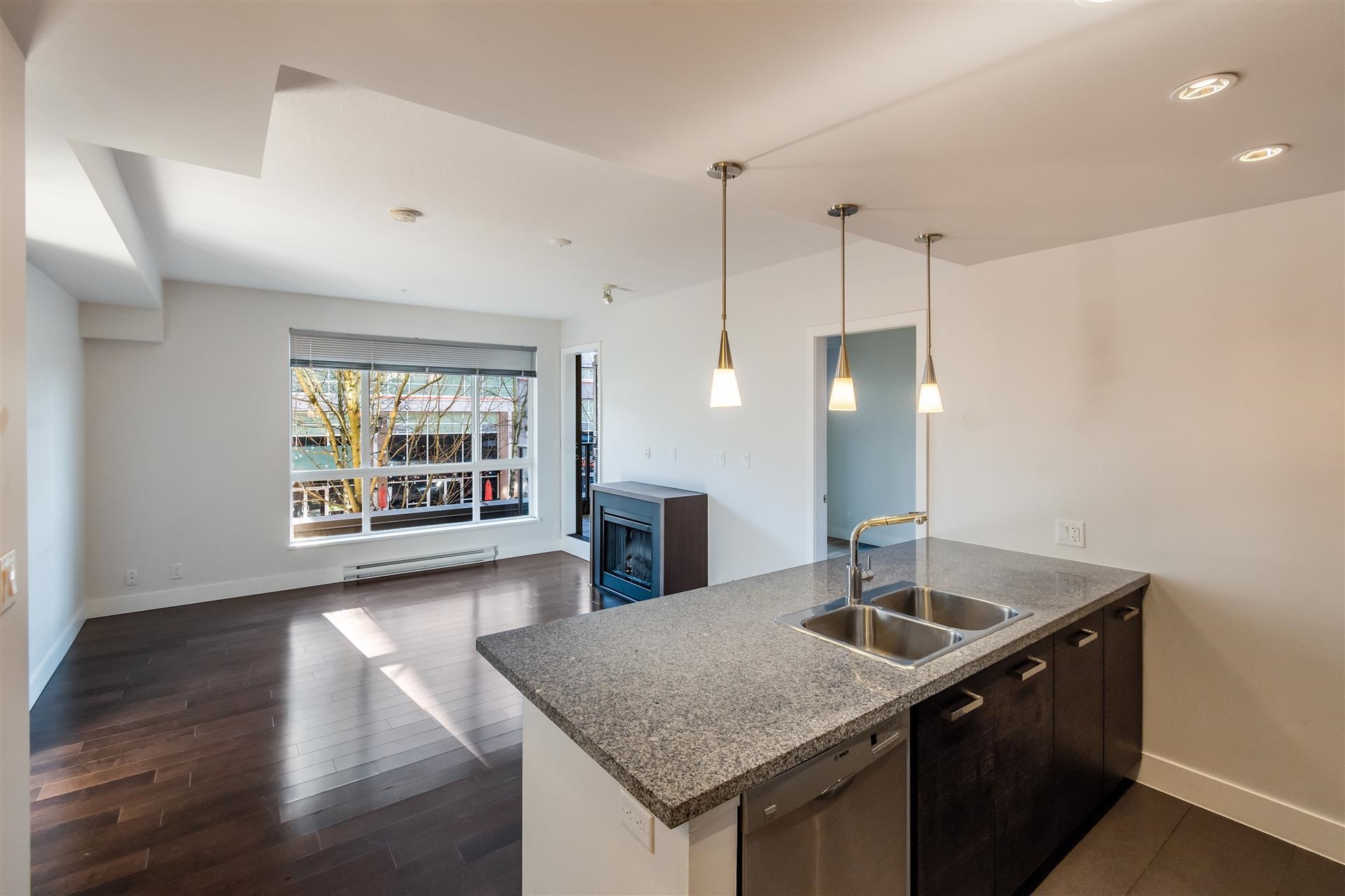 209 2957 GLEN DRIVE 6
