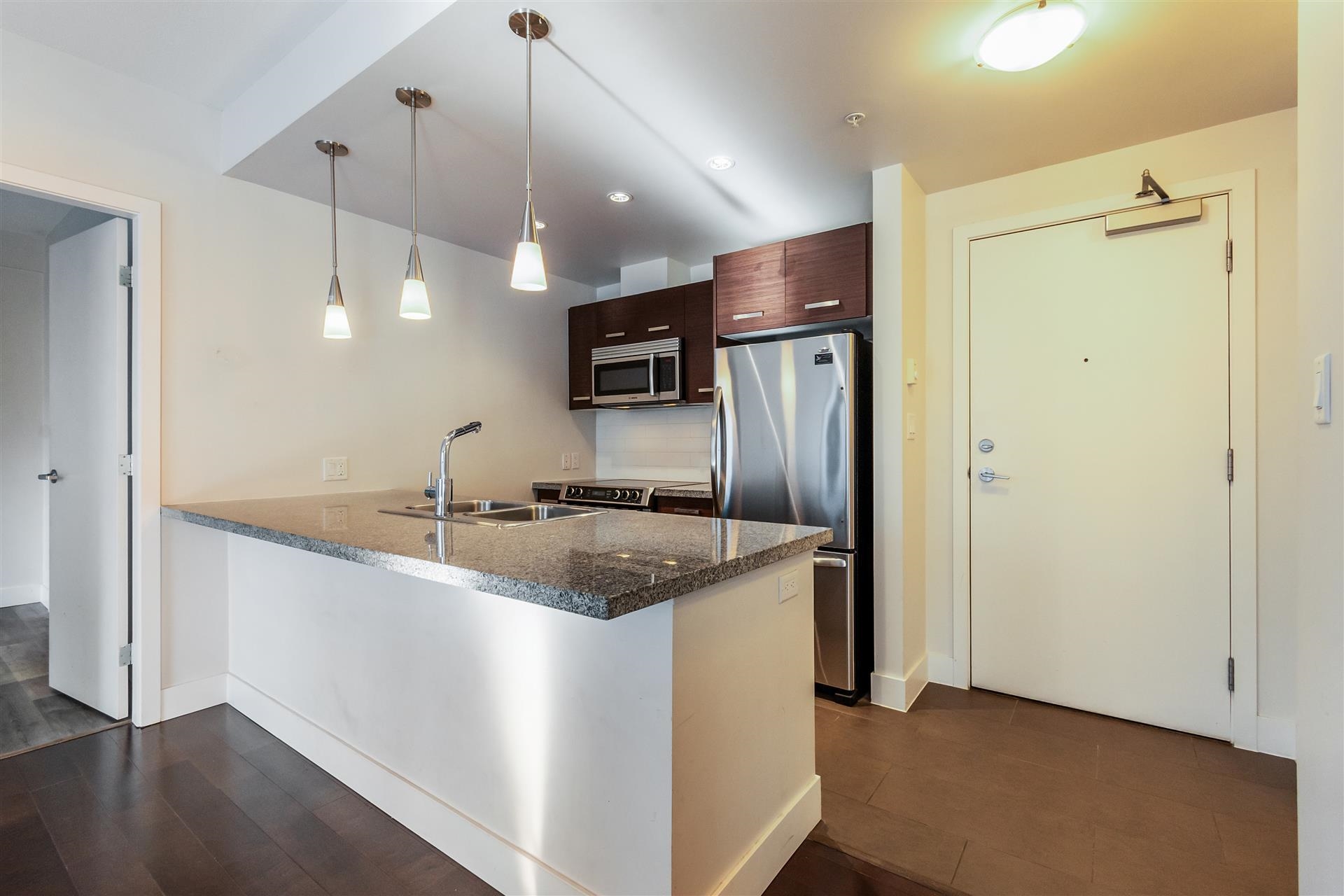 209 2957 GLEN DRIVE 8