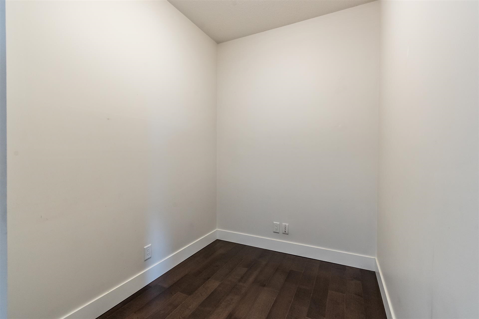 209 2957 GLEN DRIVE 16