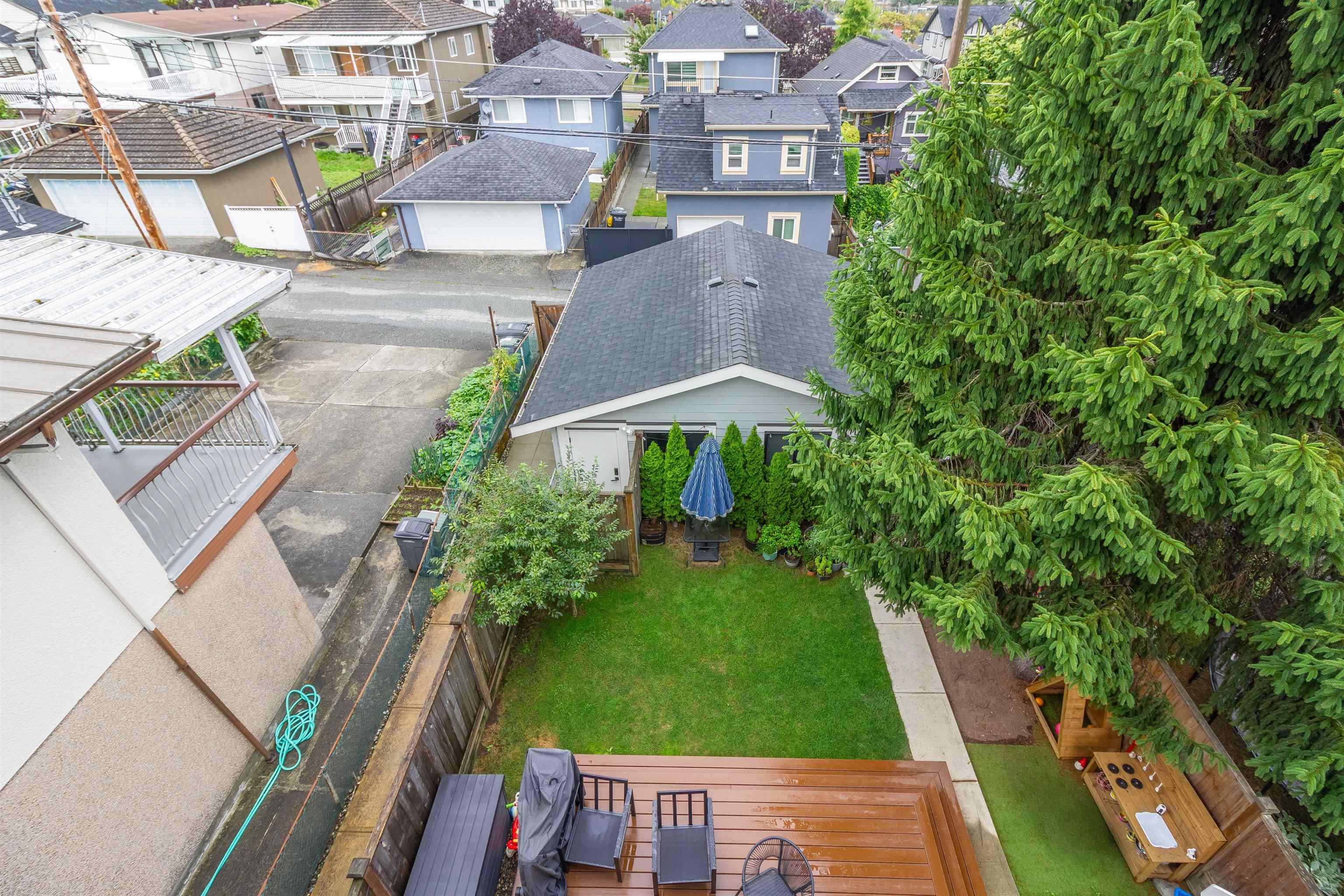 3063 Graveley Street 25