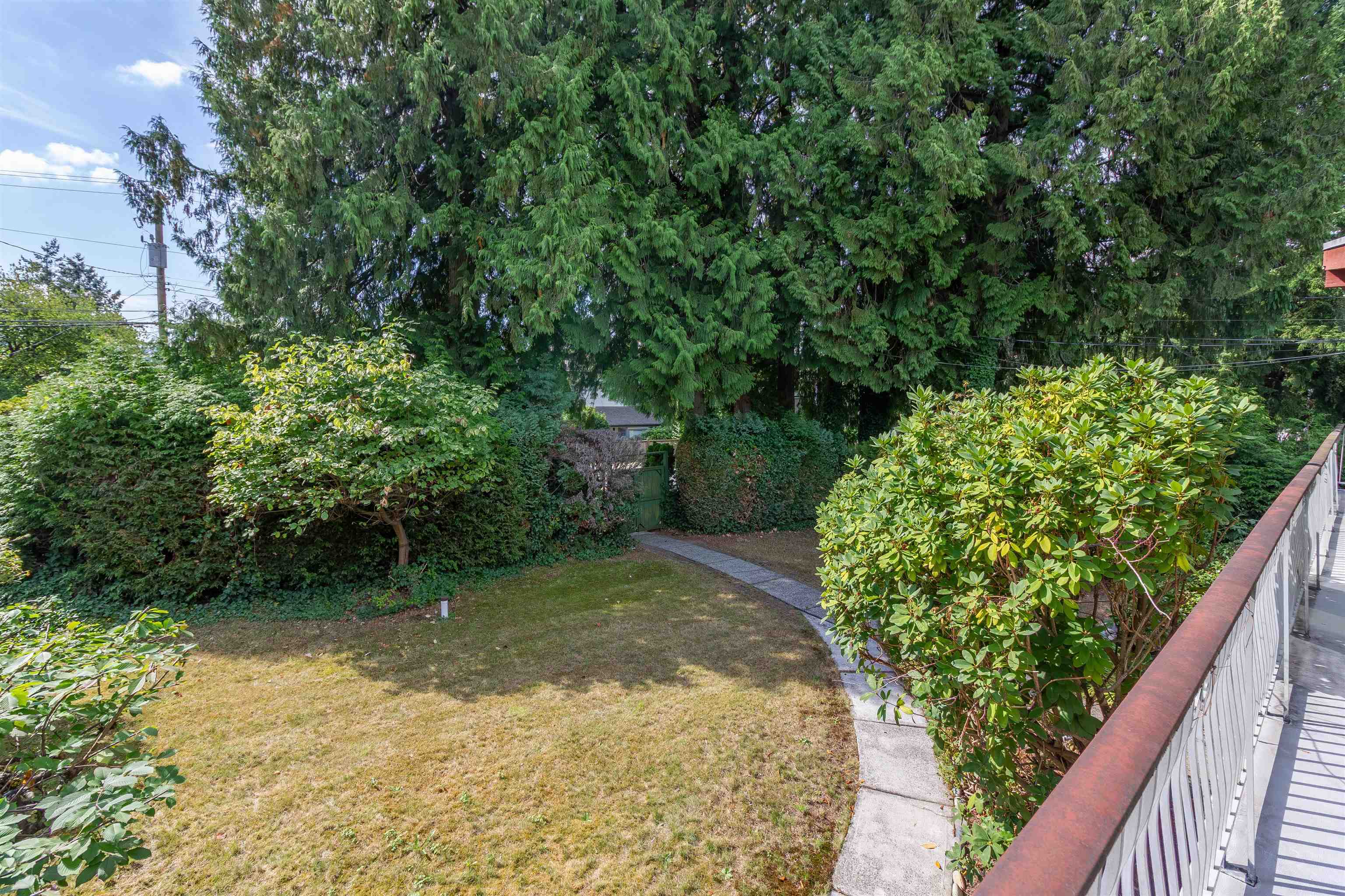 7107 Broadway 32
