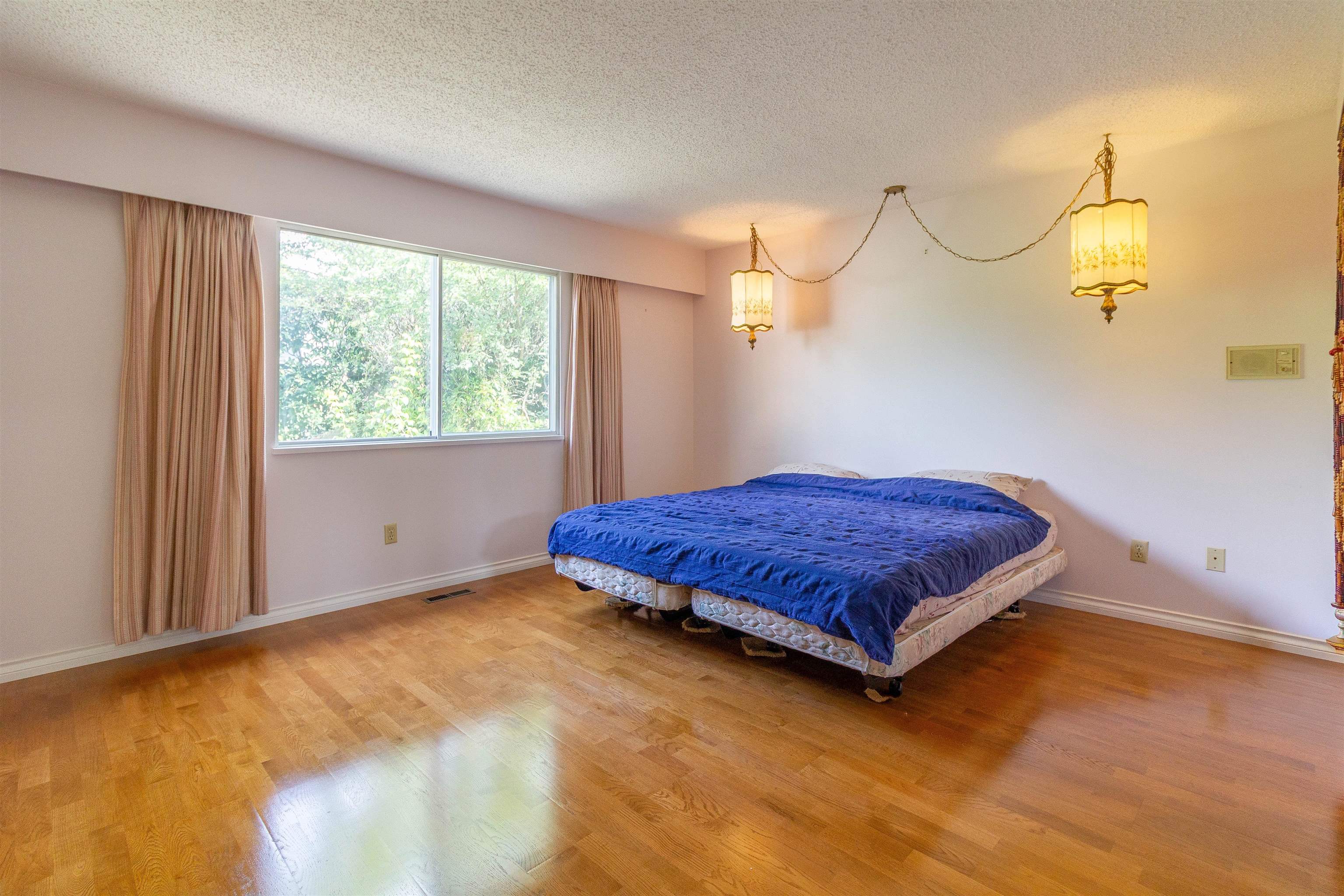 7107 Broadway 15