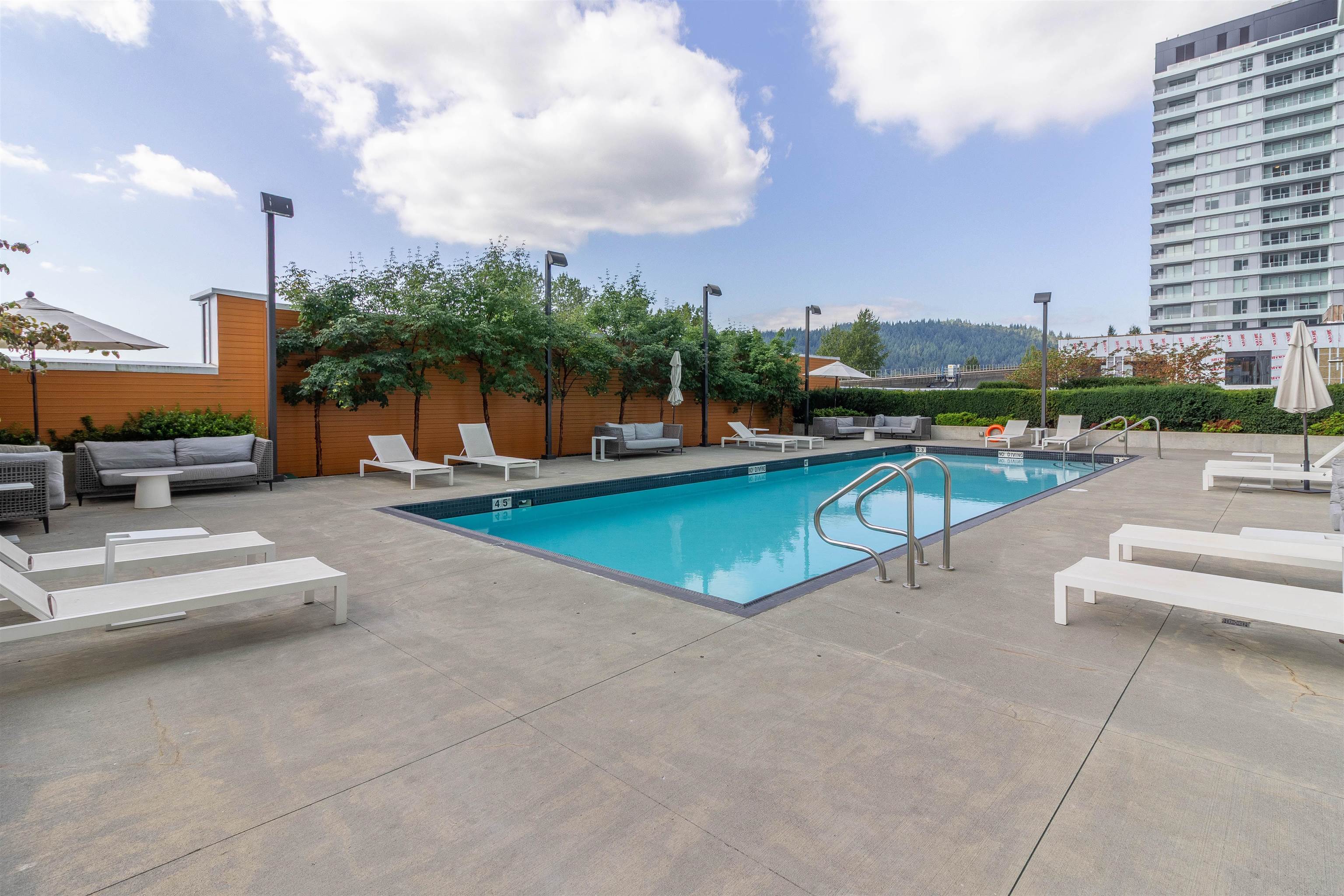 2705 - 652 Whiting Way 35