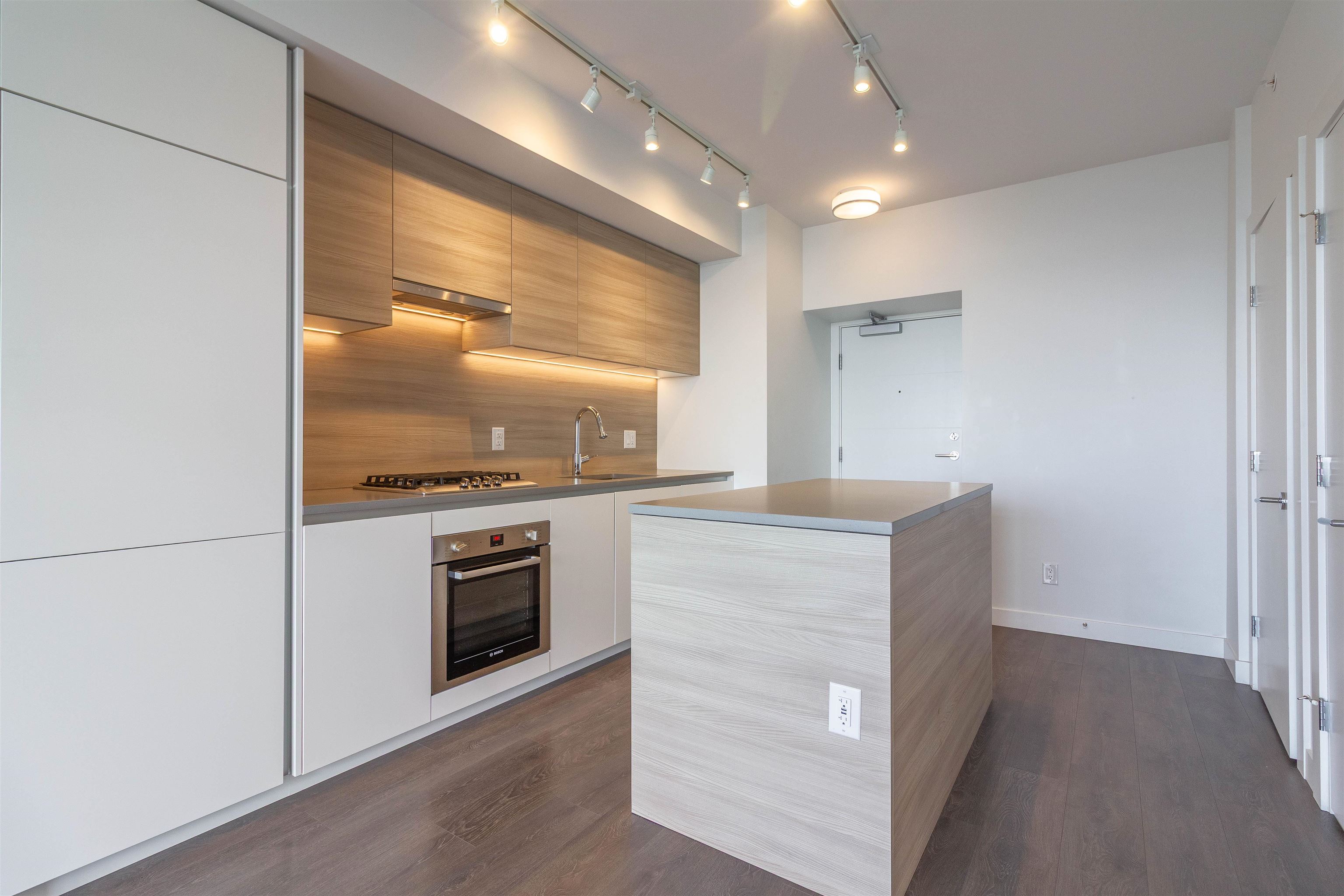 2705 - 652 Whiting Way 8