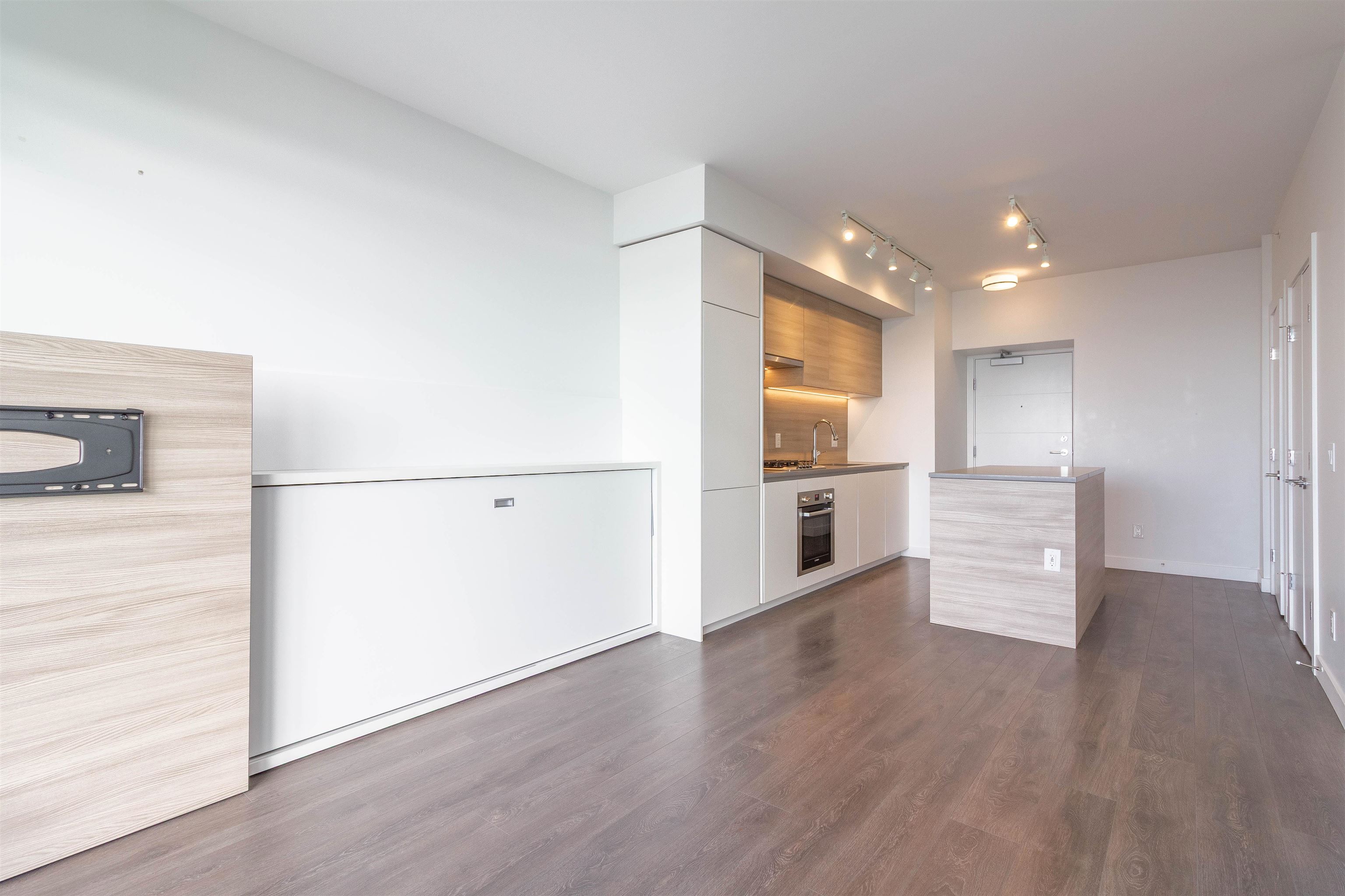 2705 - 652 Whiting Way 6