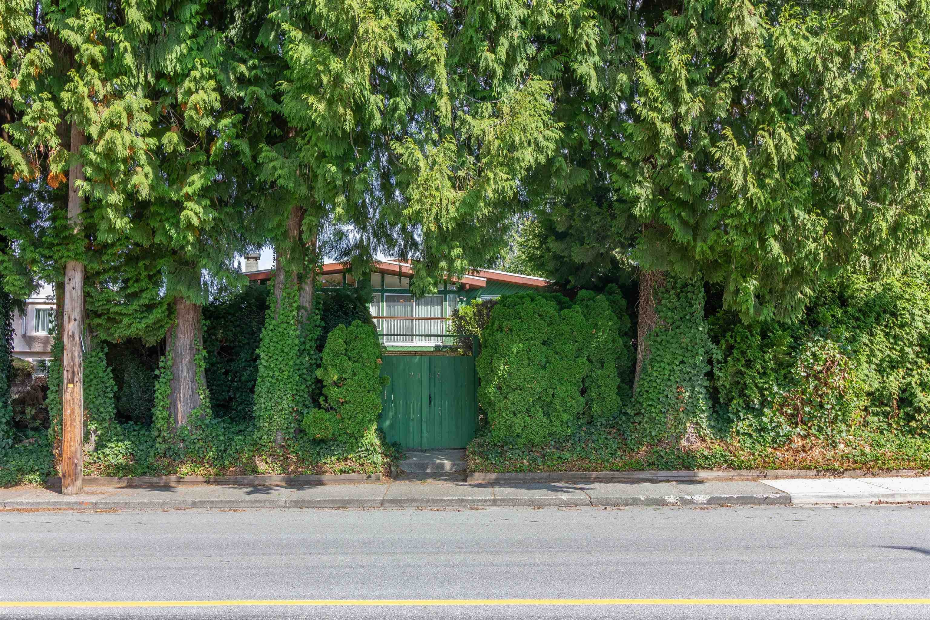 7107 Broadway 40