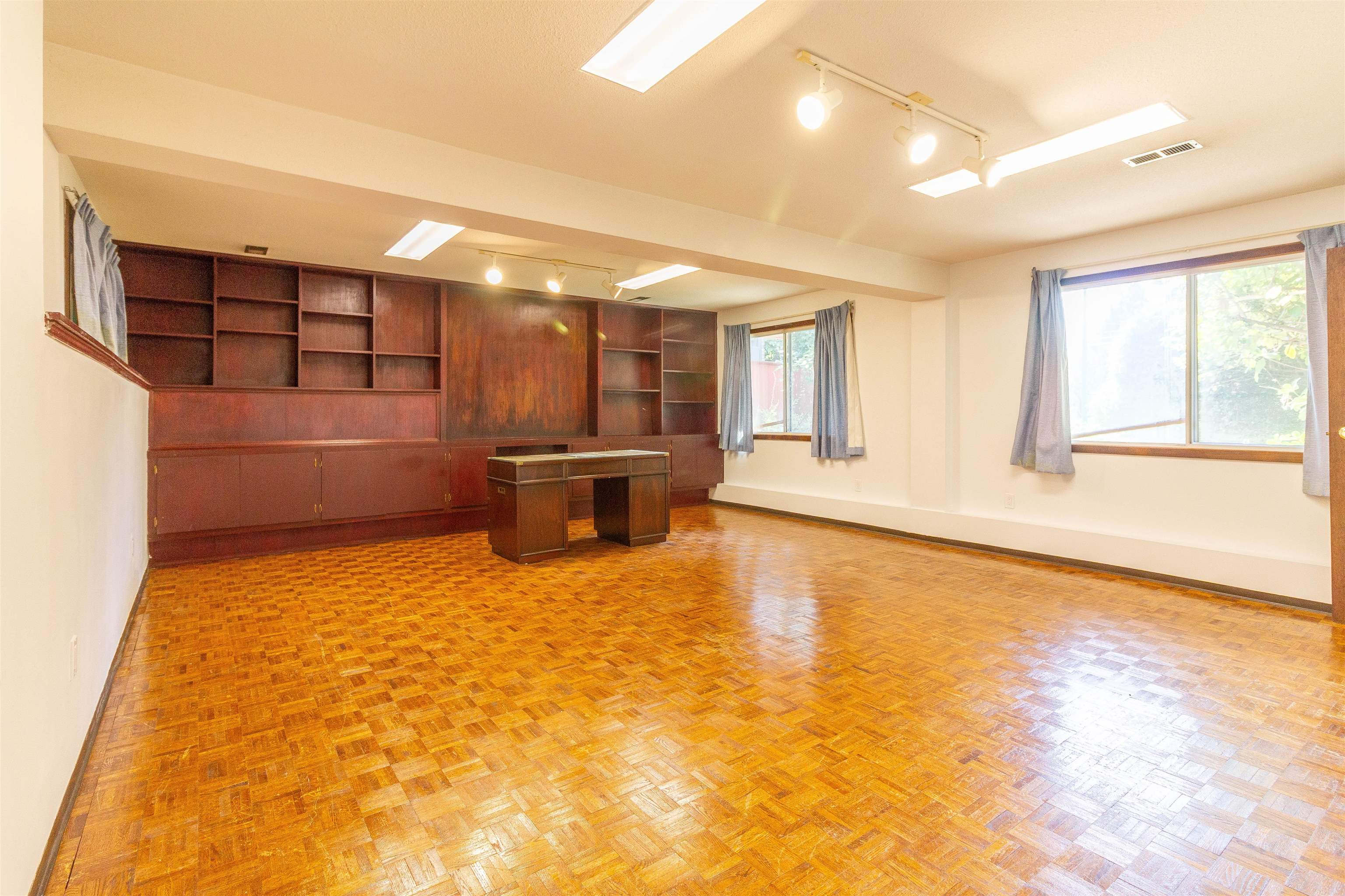 7107 Broadway 25